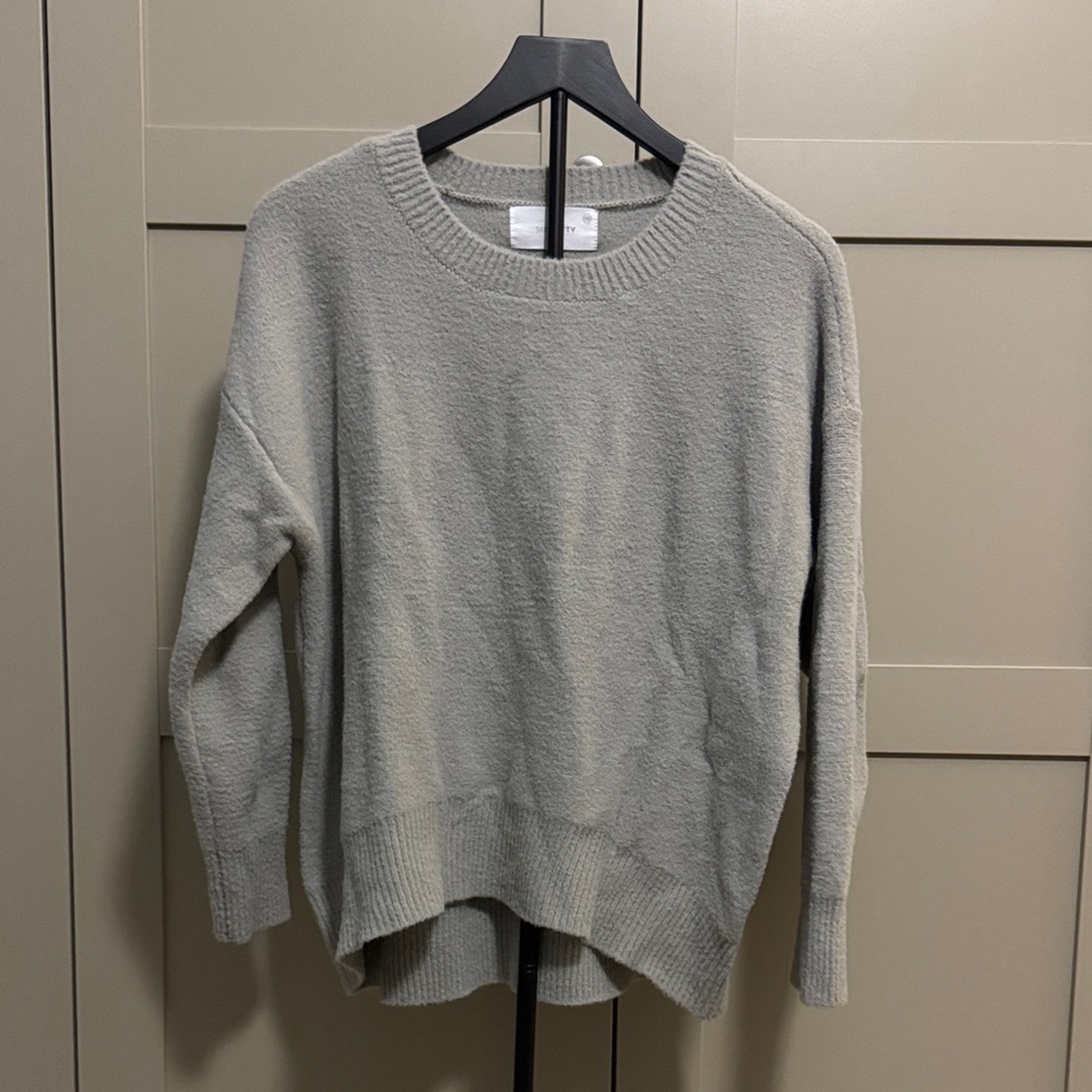 Elegant Gray Crew Neck Sweater